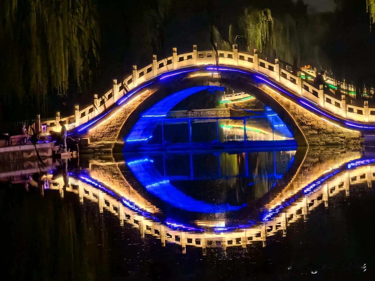  太行泉城夜景也很美