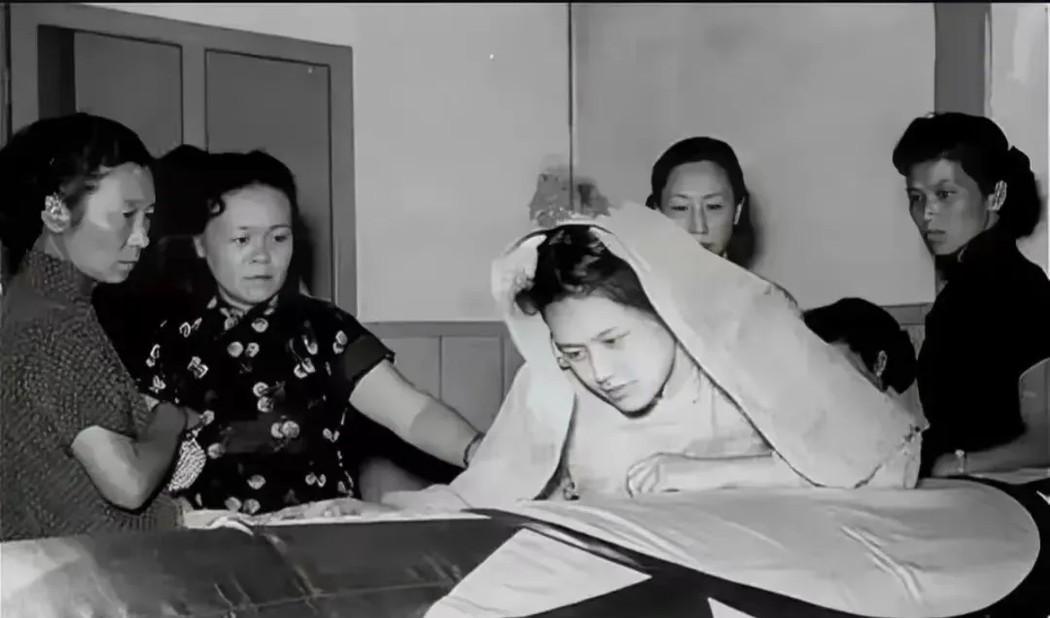 1954年，汤恩伯的女儿披麻戴孝，趴在父亲的棺材上痛哭，别人拉都拉不起来。

那