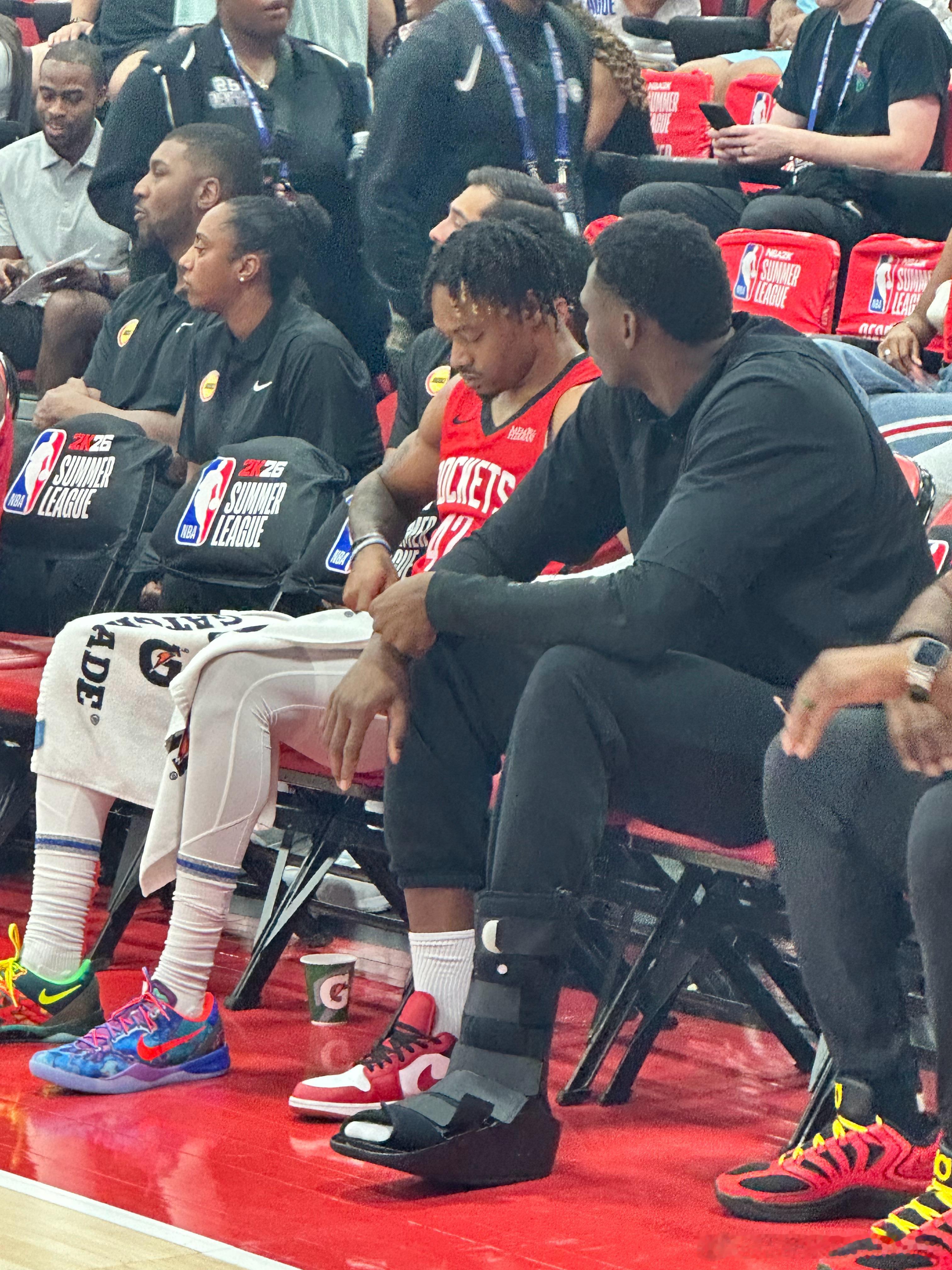 丹特的左脚还穿着保护靴[抱抱][抱抱][抱抱]nba夏季联赛休斯顿火箭nba ​