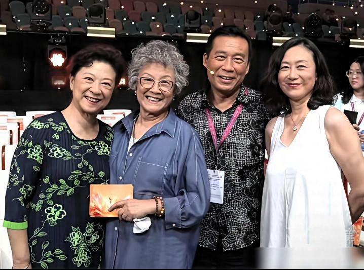 四位老艺术家难得同框合影，个个都是观众熟悉的老戏骨。
 
左边王馥荔76岁，笑容