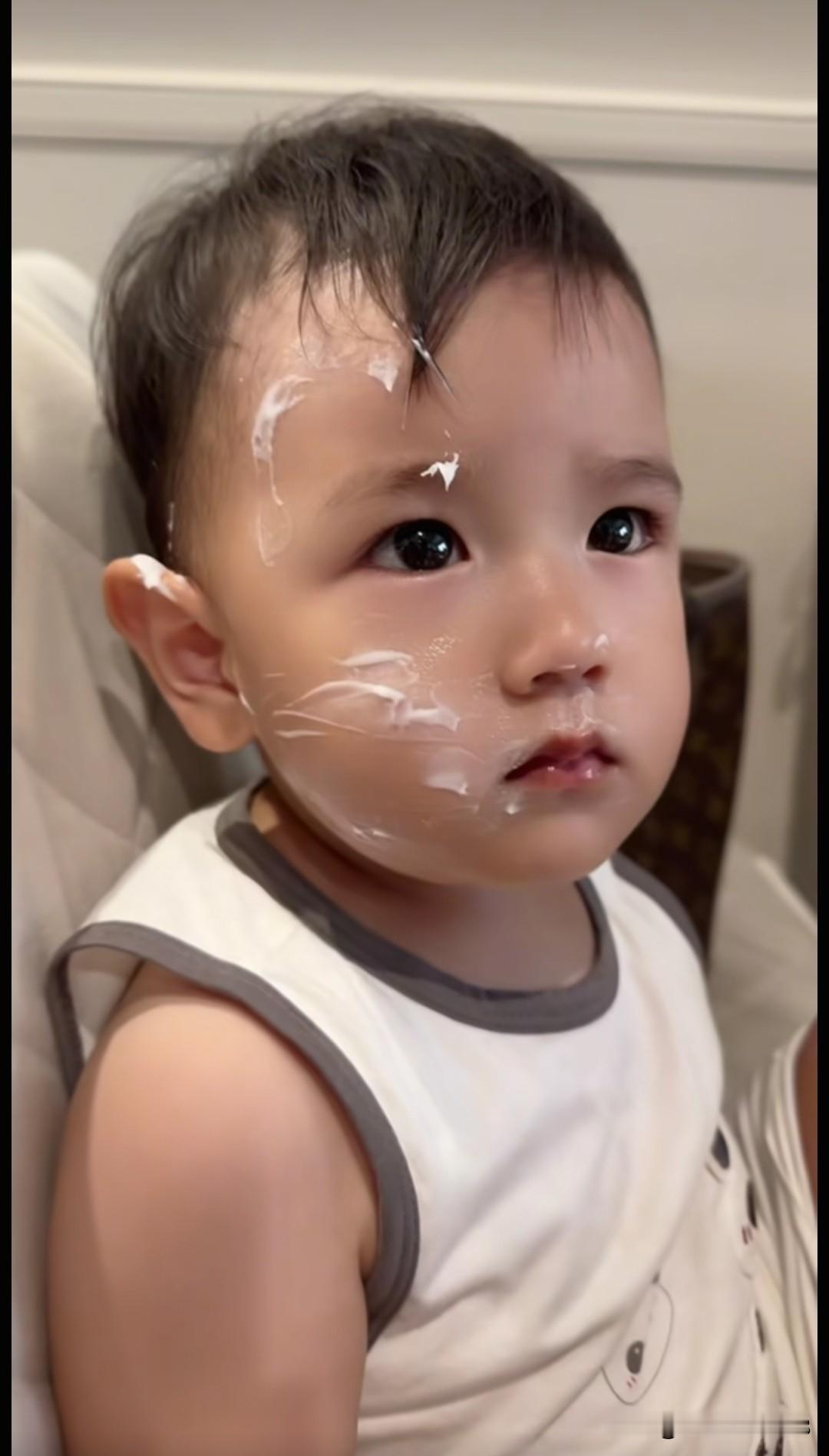 小缇安今天把妈妈名贵的化妆品都涂到脸和屁股上，小男孩也爱美呀，三宝也不懂，他哪里