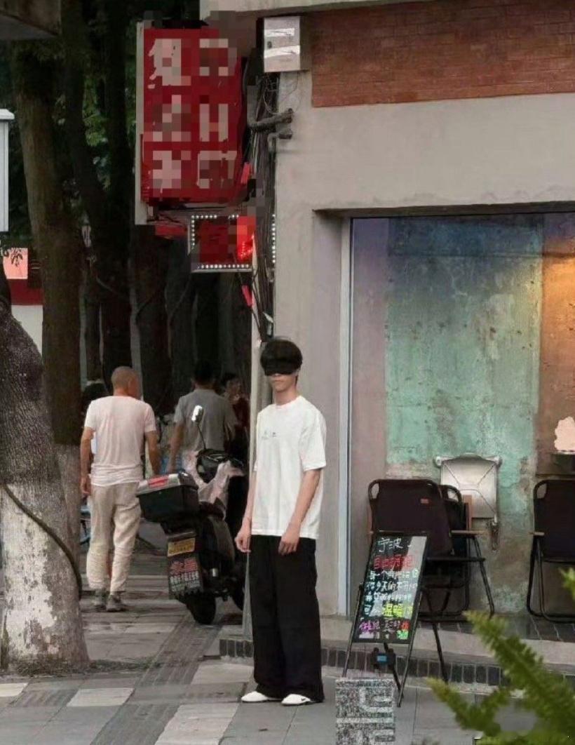 陈立农街头拥抱 20日，网友在宁波街头偶遇参与拥抱活动，一身白T黑裤，眼罩蒙面，