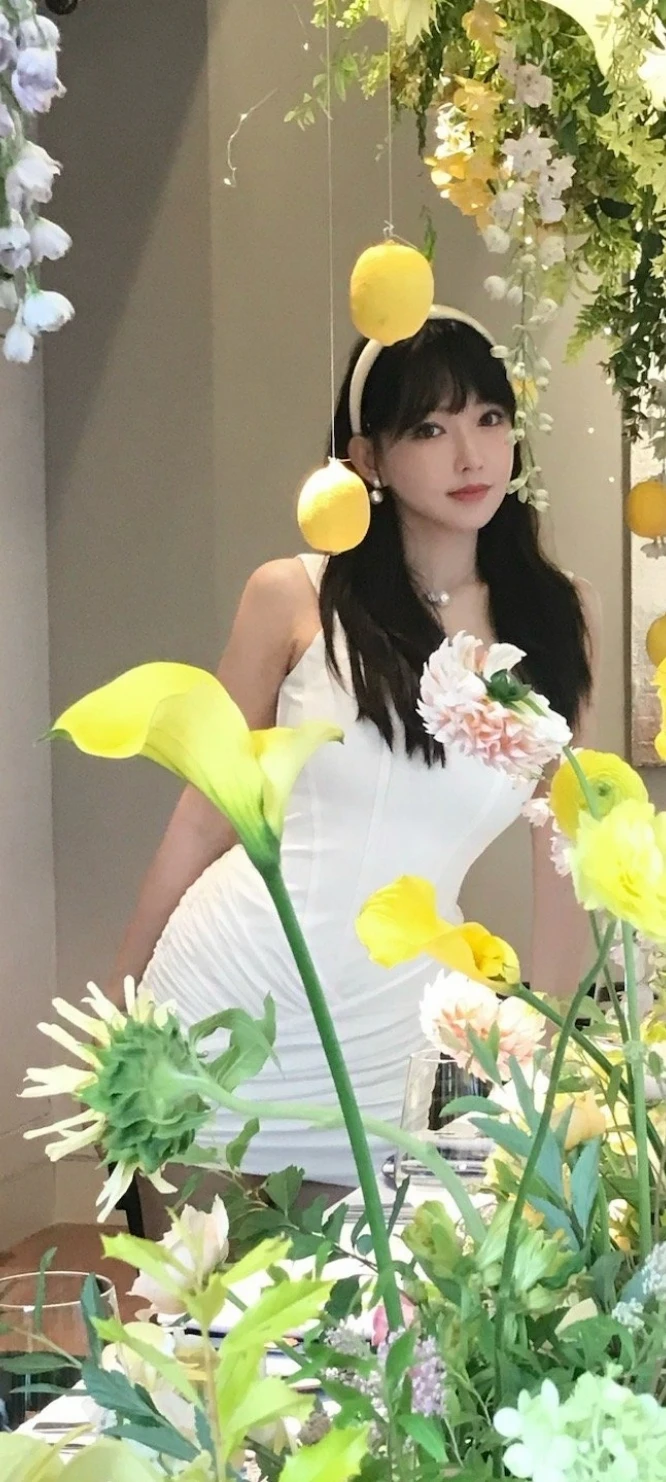 程潇｜发箍+白裙好甜，每一帧都在疯狂心动💐