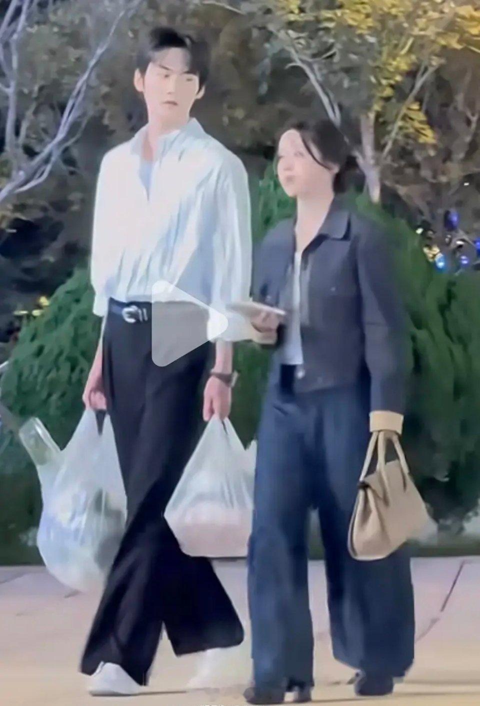 谁想的190搭155？这还是女主穿了厚底鞋的效果了 