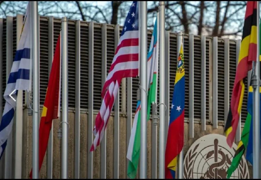 美国大兵从世卫组织抢国旗这事，简直像看荒诞喜剧。2026 年美国完成退出世卫组织