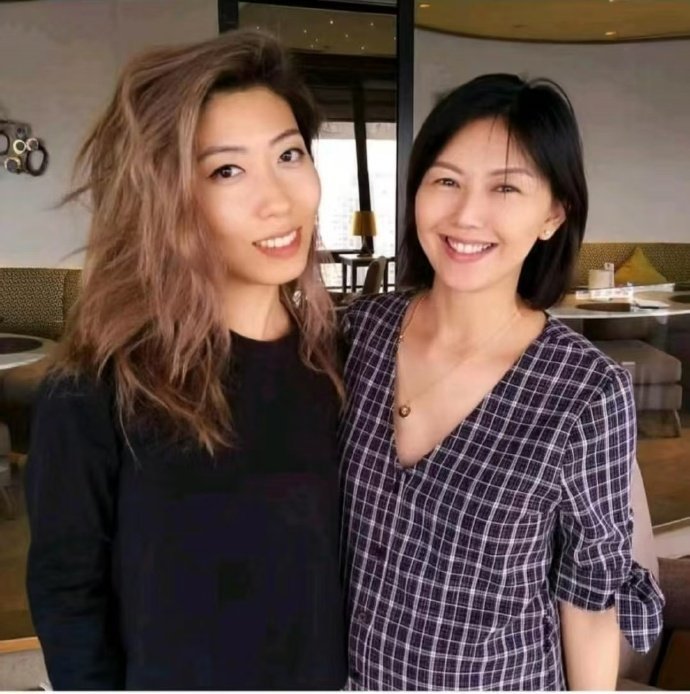 孙燕姿去旅游了，应该有带上好姐妹曲婉婷一起吧 