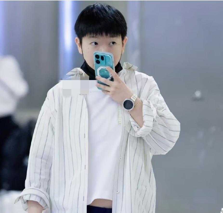 孙颖莎清爽机场白系穿搭，少年感直接拉满
 
机场莎莎这一身简约白衣造型，真的太耐