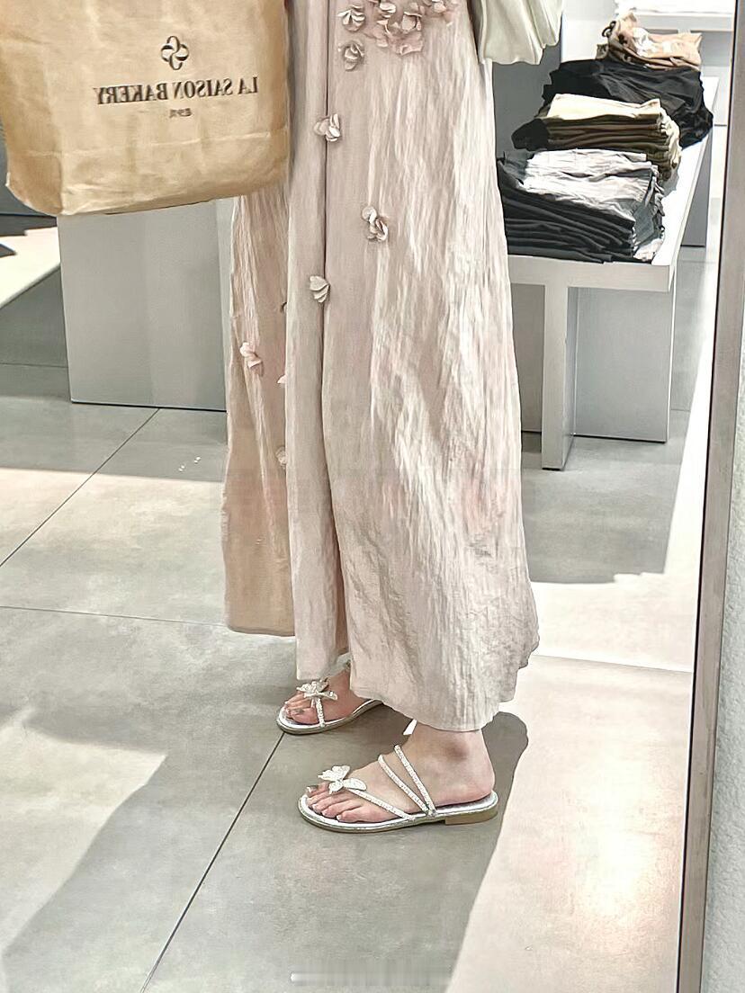 怎么办，应该怎么委婉的告诉她😭他的小凉拖真的很好看！blingbling的还有