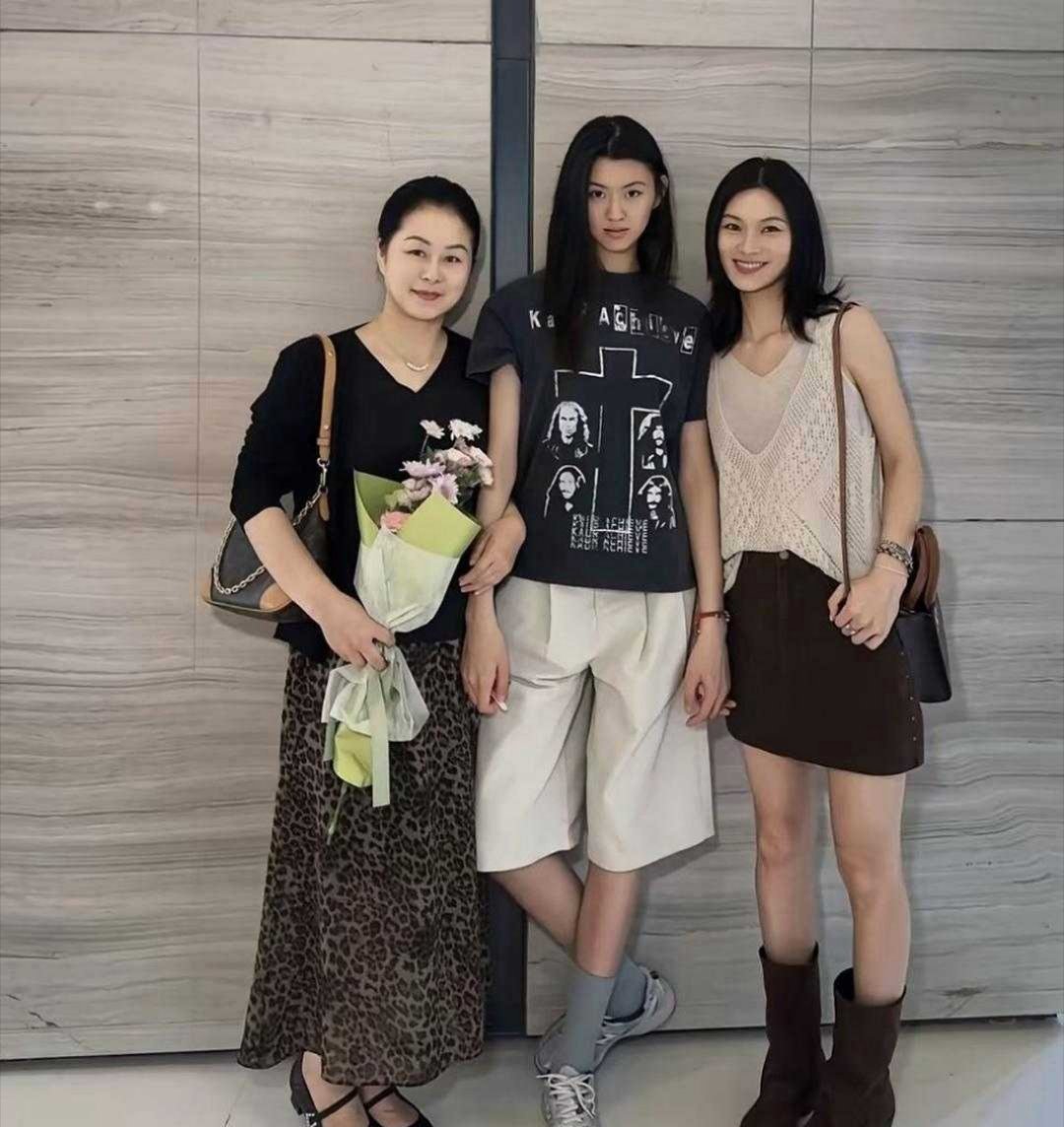 你敢相信这是女儿、妈妈、外婆三代人吗？外婆和妈妈也太年轻了。 