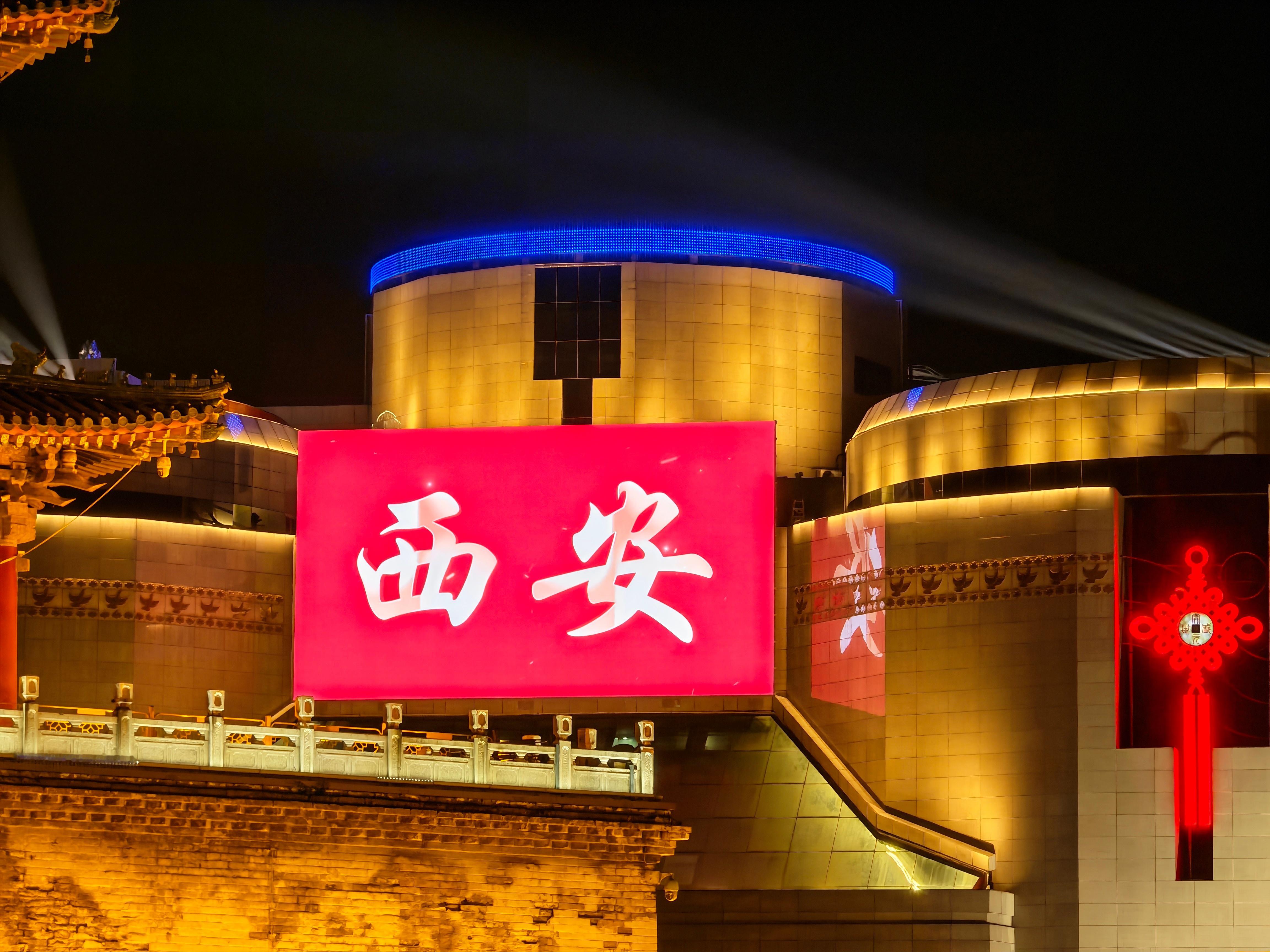 华为 Mate80 RS非凡大师和华为 Mate X7这广告位选的好，很容易拍到