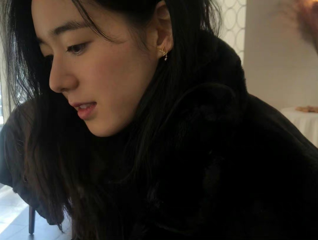 郑恩彩   好清冷的姐姐🐰 ​​​