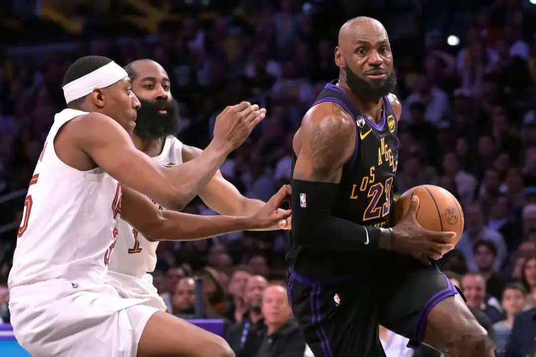 曝詹姆斯或将重返骑士今日，NBA记者Brandon Robinson撰文报道了骑
