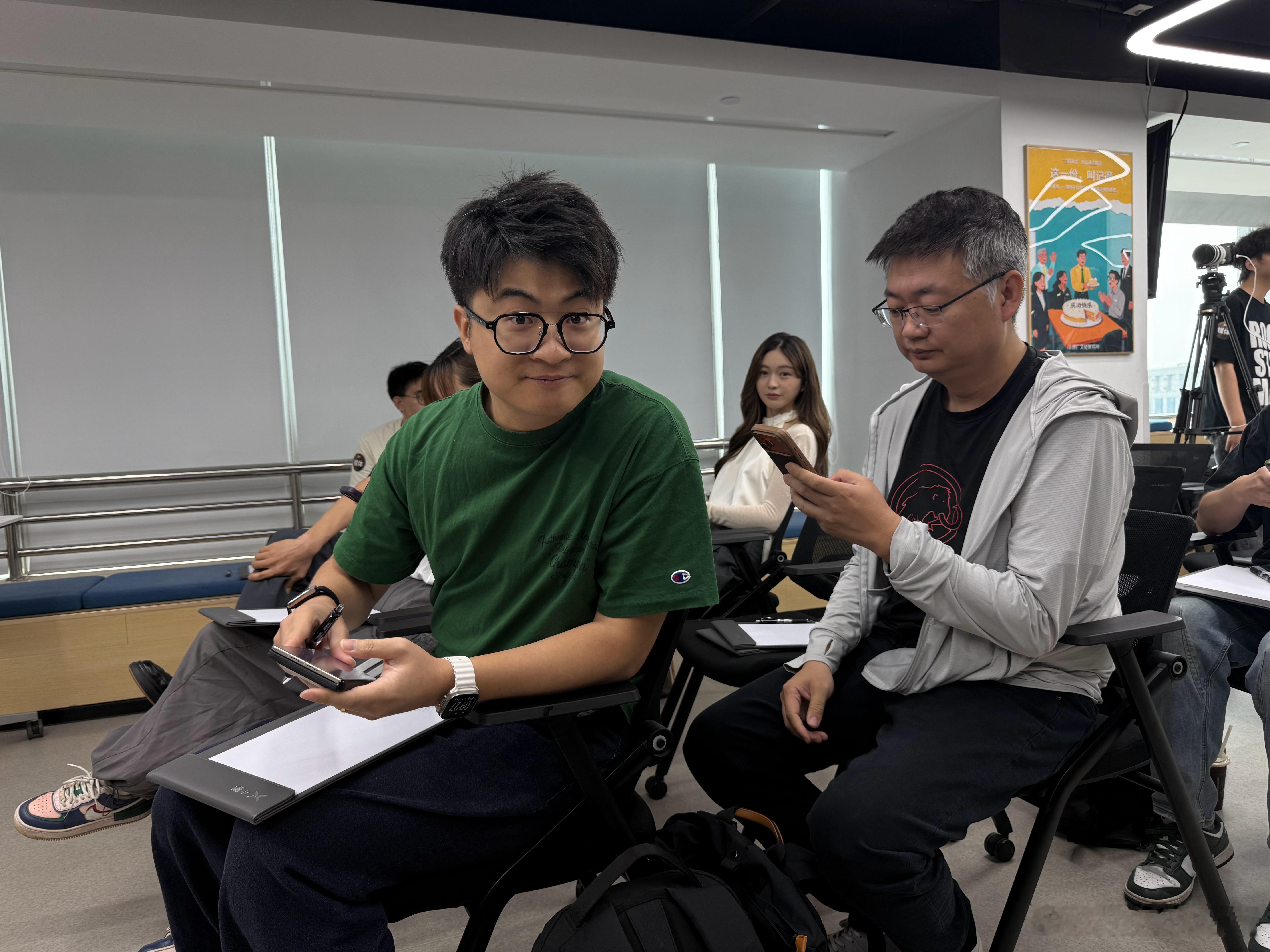 董事长今天有安排了，大家不用找他了。 