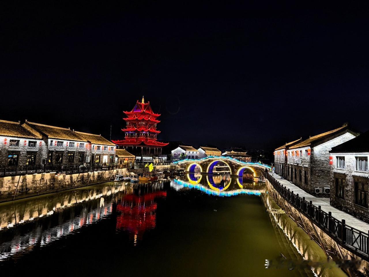 全椒夜市，人声鼎沸，烟熏火燎，一派繁荣。

在全椒旅游的时候，我们居住在“花筑太