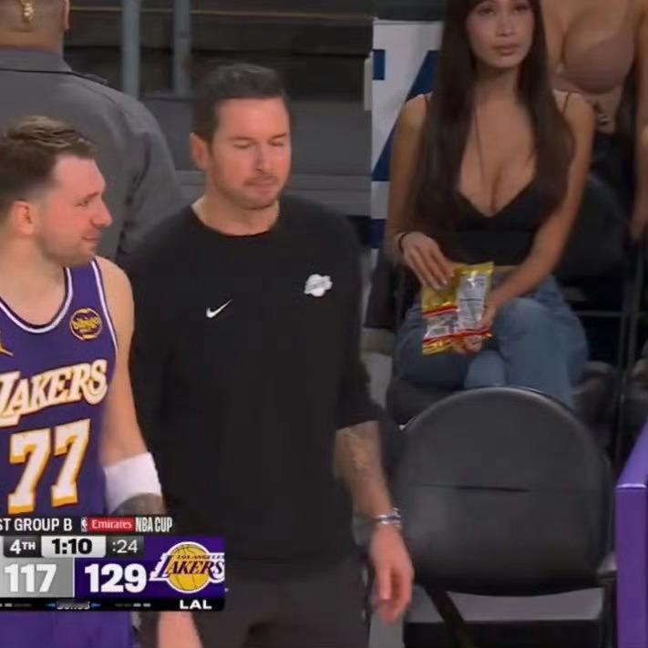 东契奇戏耍克莱东契奇本赛季场均35.1分8.5板9.4助，真实命中率高达62.5