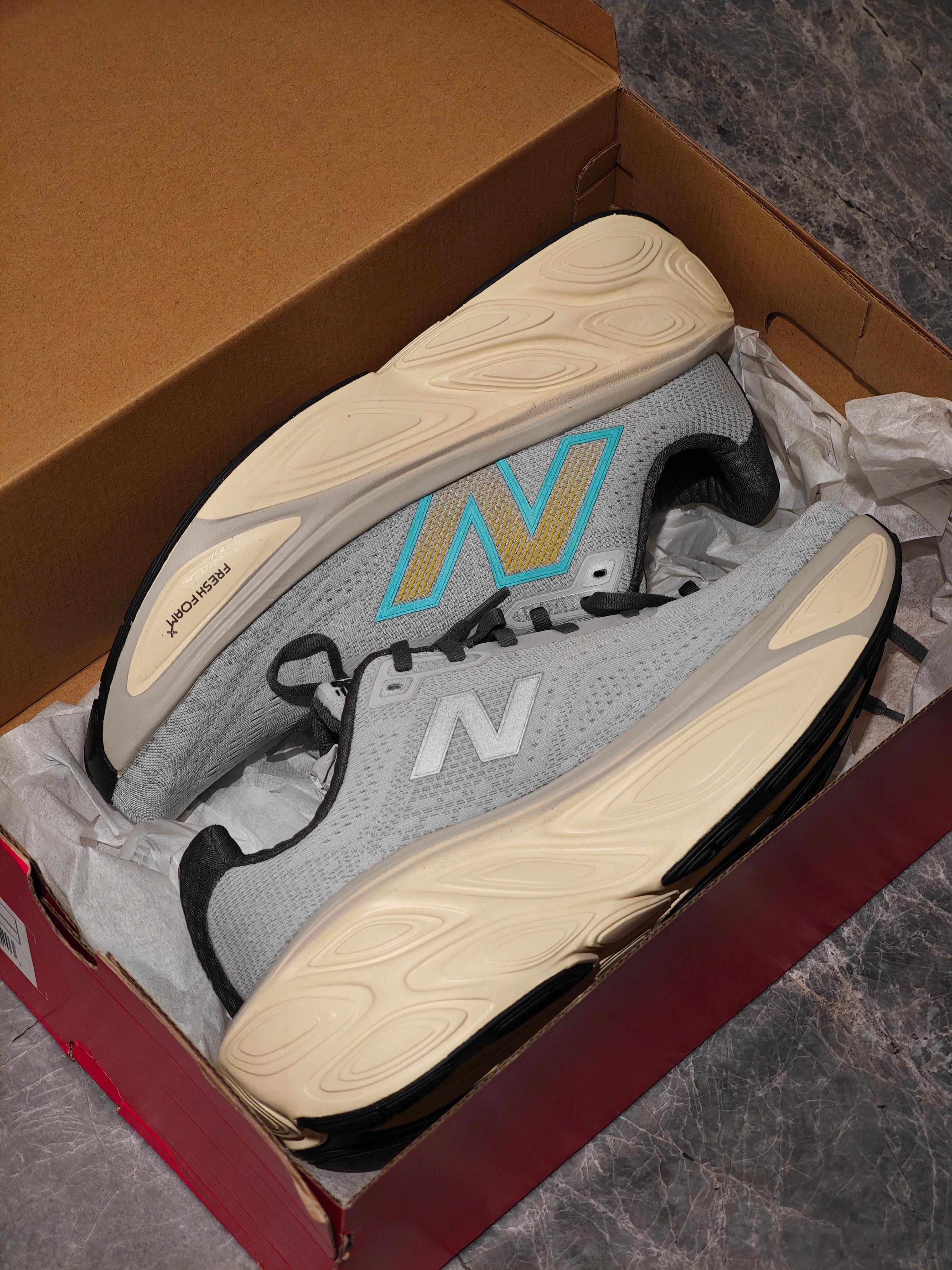 去香港带了一双New balance More V5，听说整个香港就这一个颜色，