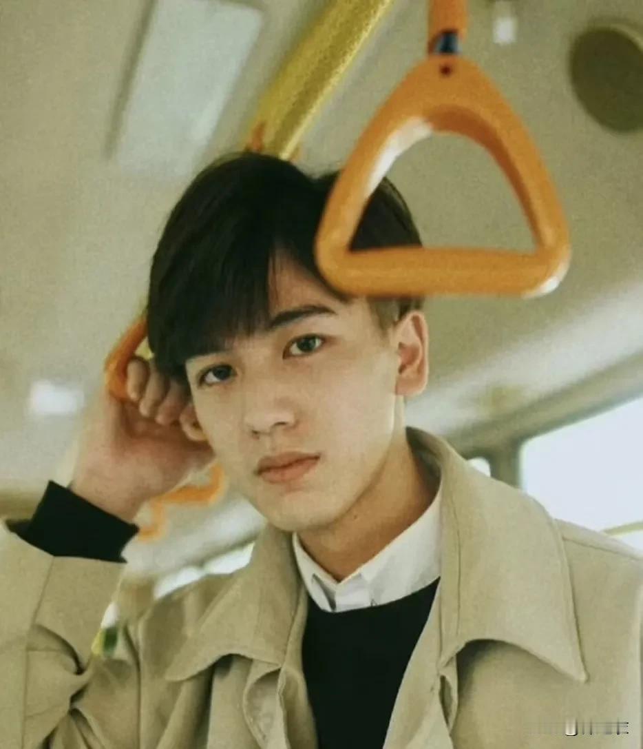 首先我声明我是真路人，只看过他演的那个苍兰诀宁安如梦，逐玉最近太忙还没看，不过已