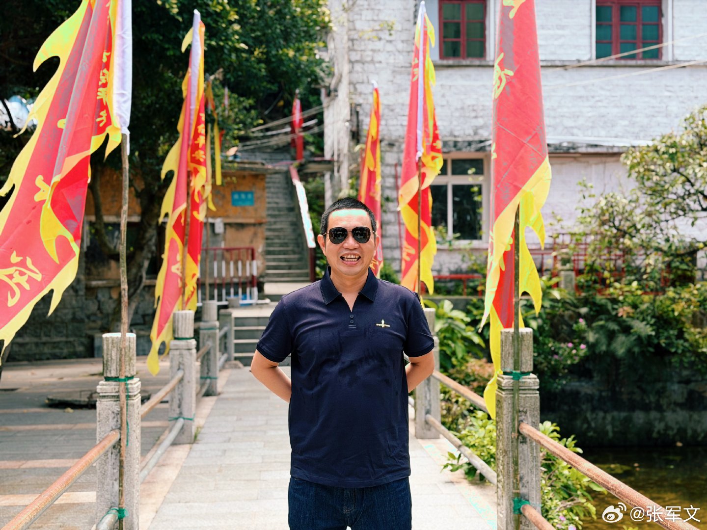 纵使见过世间繁杂，仍愿守住心底一份少年赤诚。不抱怨生活困顿，不轻易消磨热忱，以积