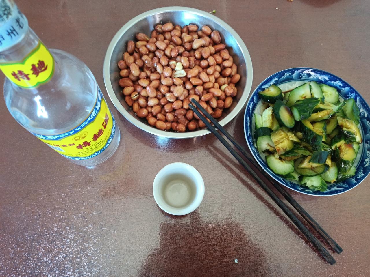 每日小酌一杯，
不用复杂的小菜。
花生米，老板黄瓜就行。
小酌怡情大酌伤身。
喝