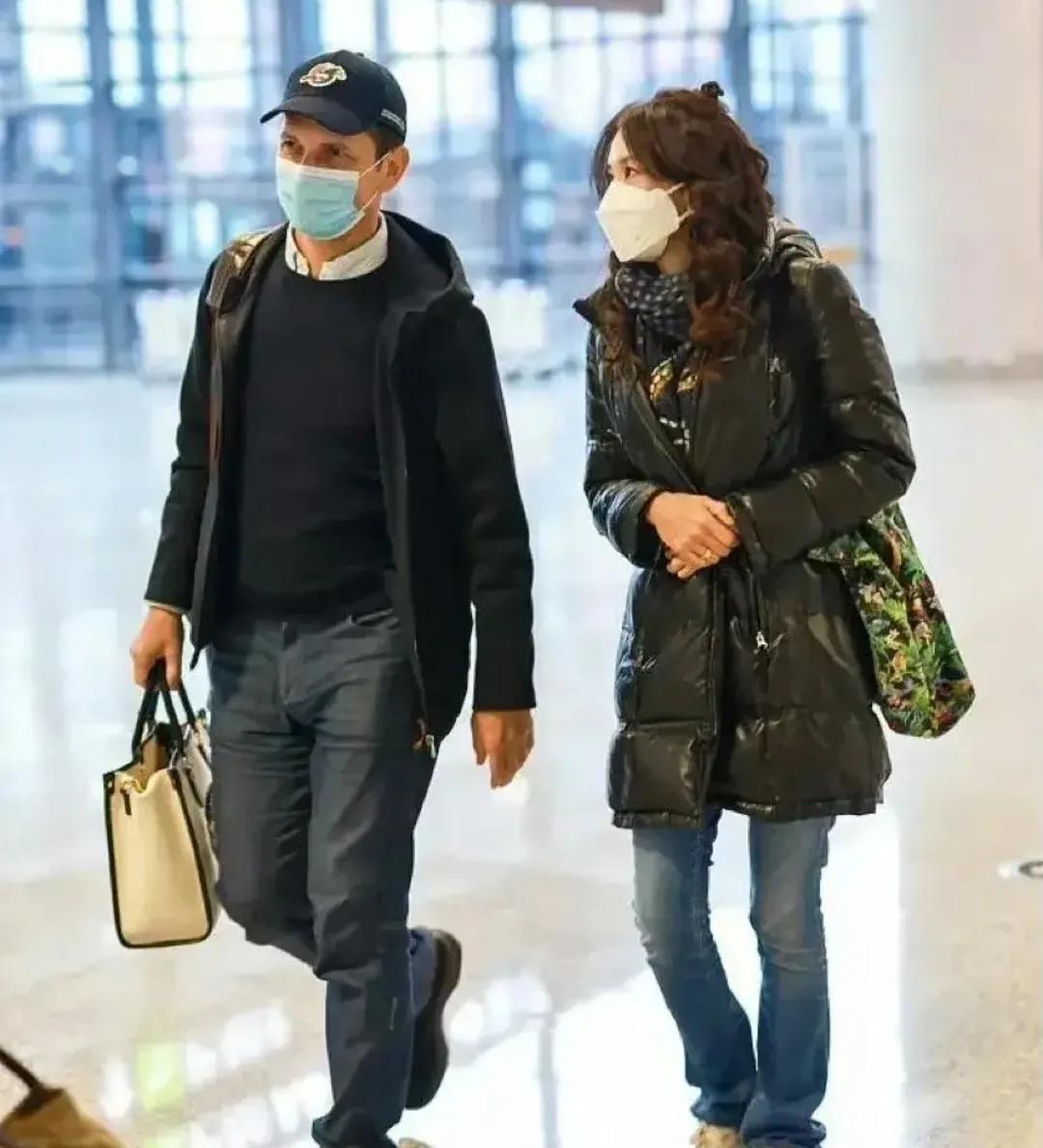 莫文蔚和老公一起走机场
两人的这一张同框合影
感觉让人读到了很多内容
也就是很有