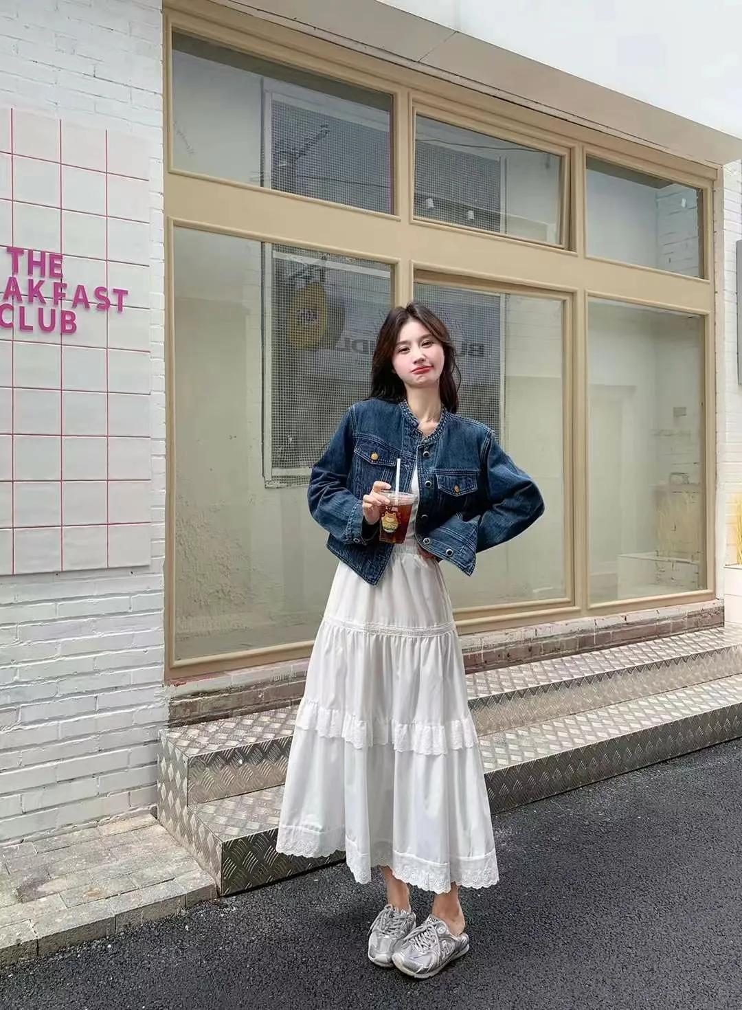 这种带点小香风风格的牛仔外套，因搭配不一样，完全可穿出不一样的风格，一种甜蜜温柔