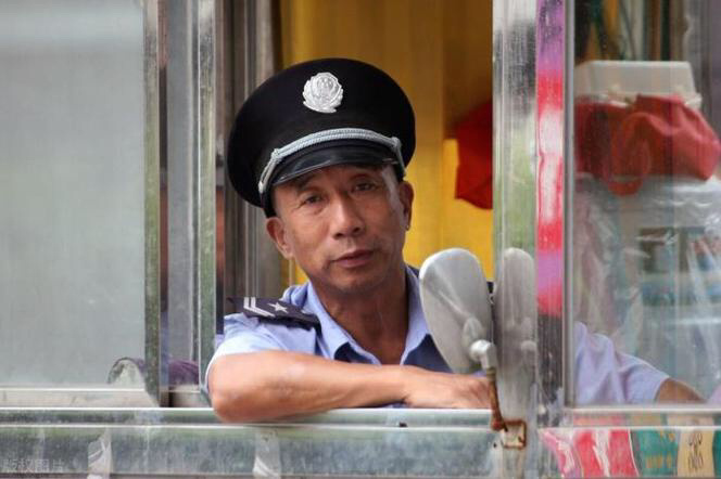 #文学有得聊# 门卫是个小人物，但千万不要惹小人物。邾国国君庄公请晋国大夫夷射姑