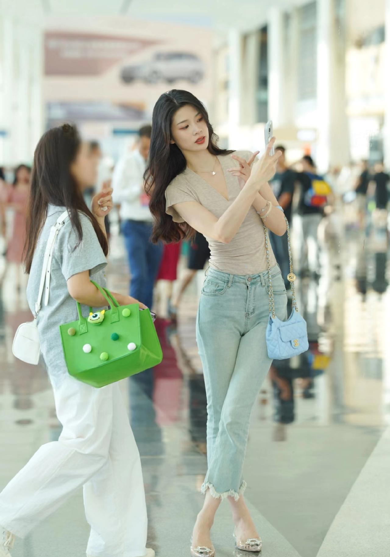 人品好的女人，
无论到什么年纪都有人爱
人品好的女人，从不会靠颜值讨好谁，
待人