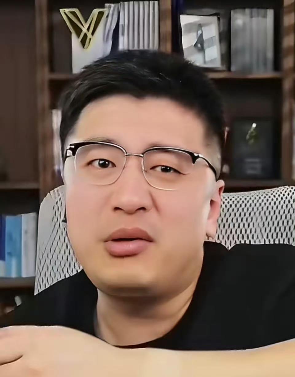 张雪峰最后的直播画面，画面中他精神状态虽然看着还行，也许是画了很厚的妆容，但有一