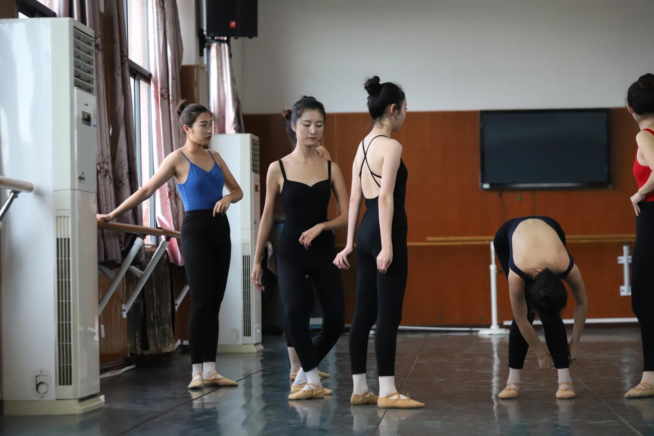 高清舞蹈生图片，感觉都长得差不多呀！