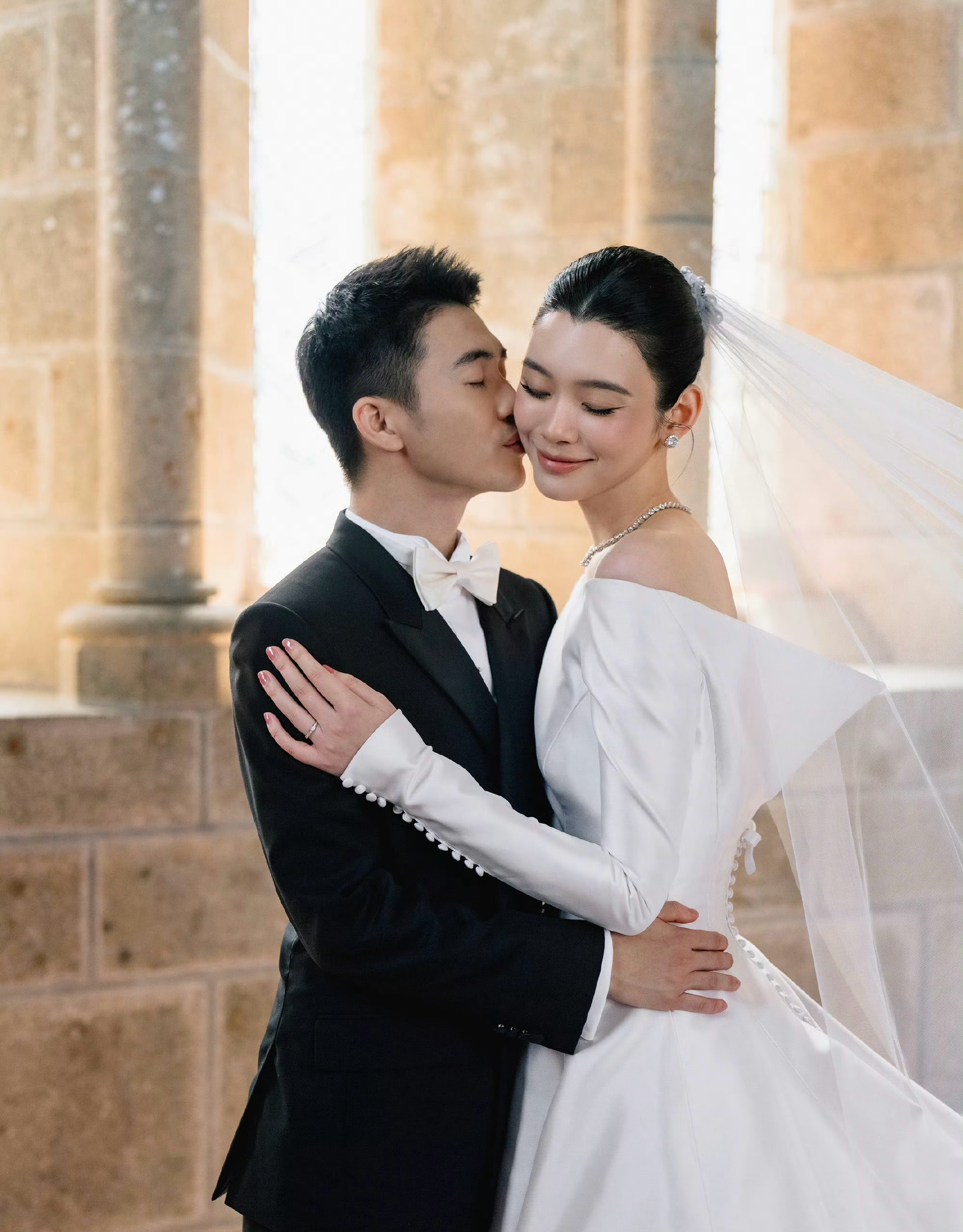 梁安琪认可儿媳奚梦瑶 奚梦瑶晒婆婆赠送的婚嫁敬茶礼，全身佩戴的22只实心龙凤镯总
