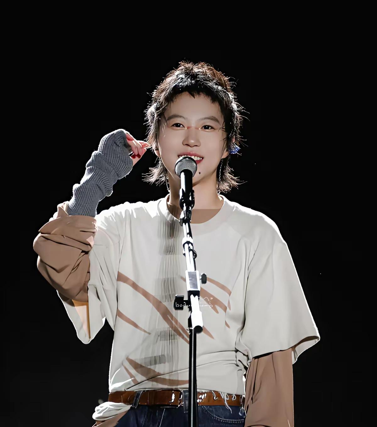 网红留几首 质疑窦靖童的实力！

他直接发了个真心话大考验，给了三个问题：
1.