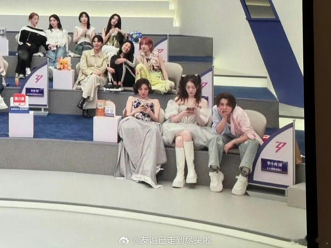 李小冉唐艺昕后台玩手机李小冉唐艺昕后台玩手机被审判 李小冉唐艺昕后台玩手机被审判