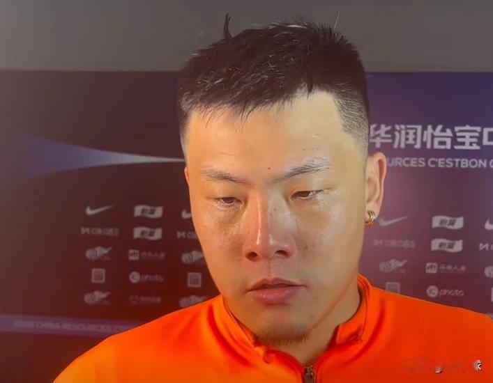 王大雷又火了…与容城的比赛结束后，接受采访环节：
记者：首发单外援出战…
大雷：