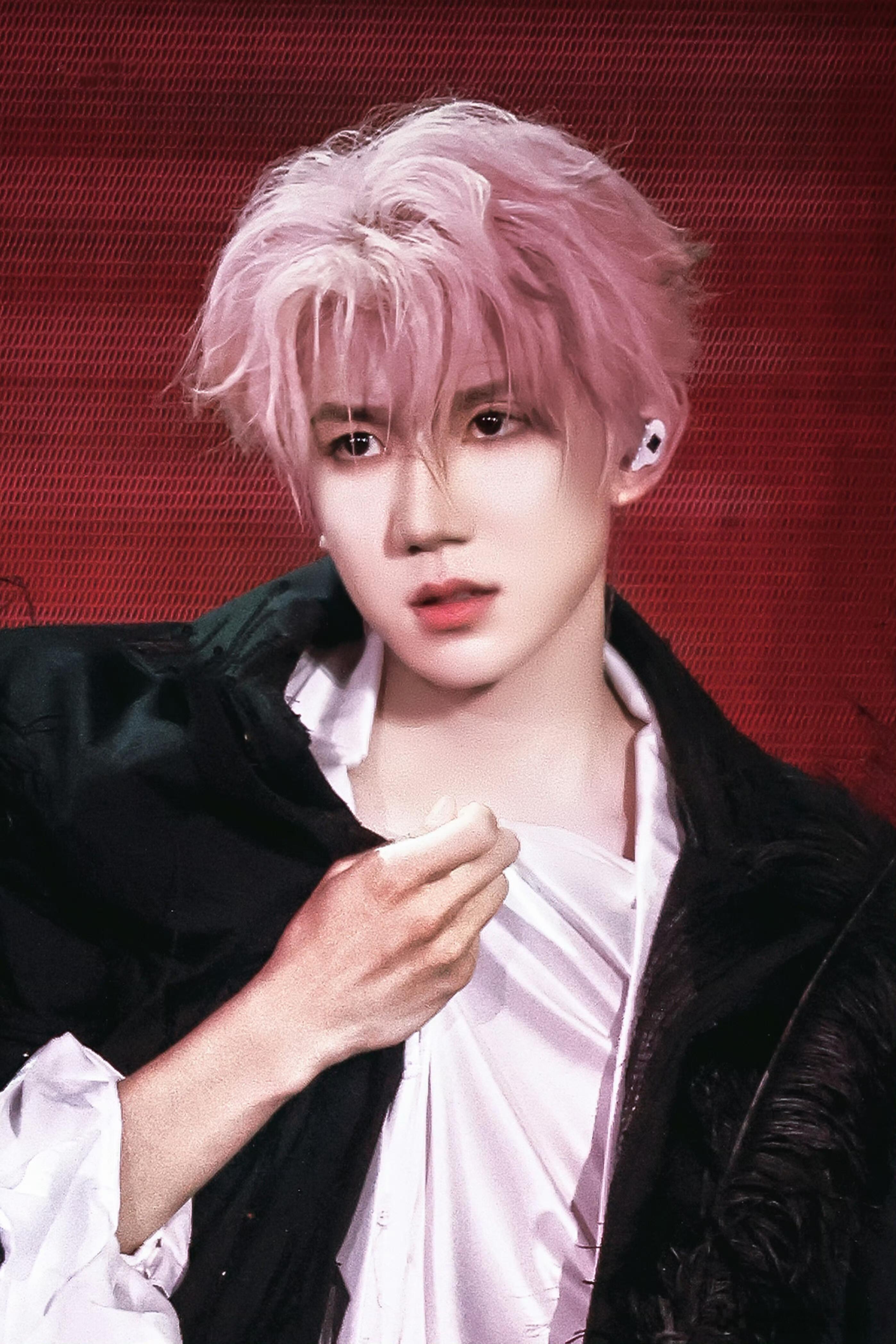 新年第一个红包是王源给的 欧气爆棚！竟收到王源的新年红包。他身着红衣笑意盈盈，氛