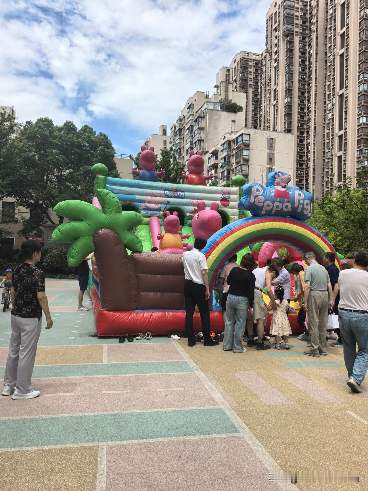 六一儿童节来临，小区物业搞了个充气城堡, 上午10点开始活动。我家宝宝9—10点
