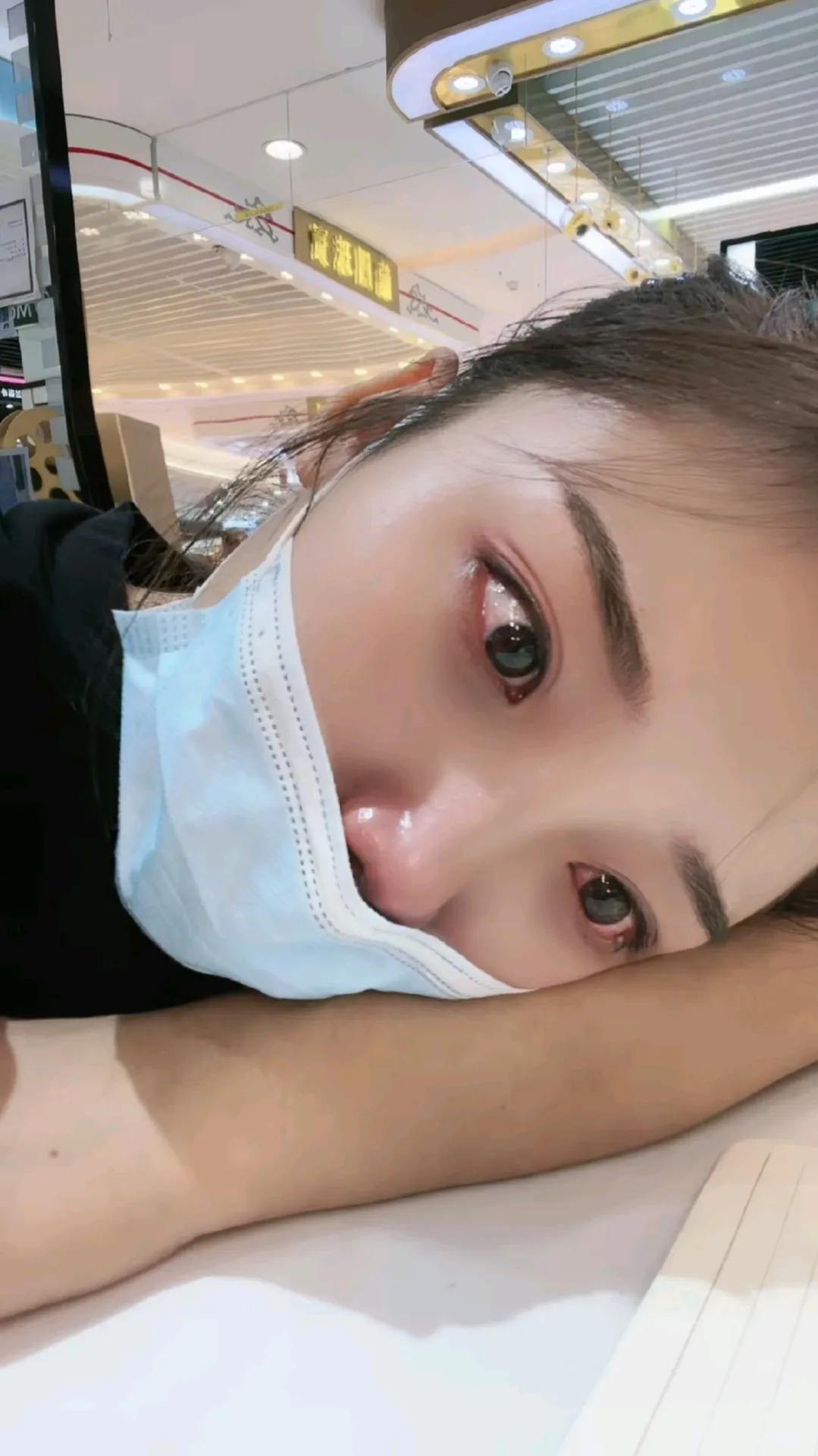 有时候真拿有些女人没办法，遇见点情感波澜就知道哭，哭能顶个屁啊。男的这玩意就是用