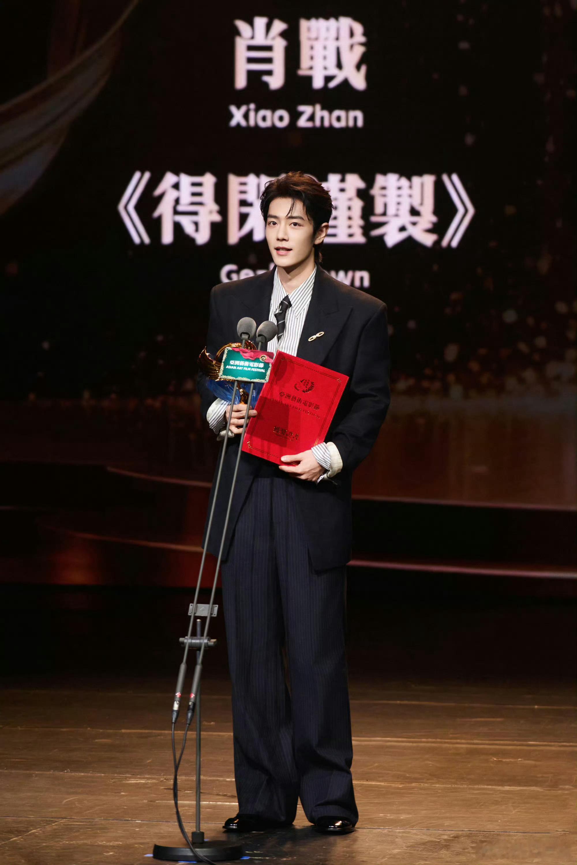 肖战回青岛拍戏了不仅是高精力，还是高效率，高质量！出组是拿奖，进组就埋头角色，有
