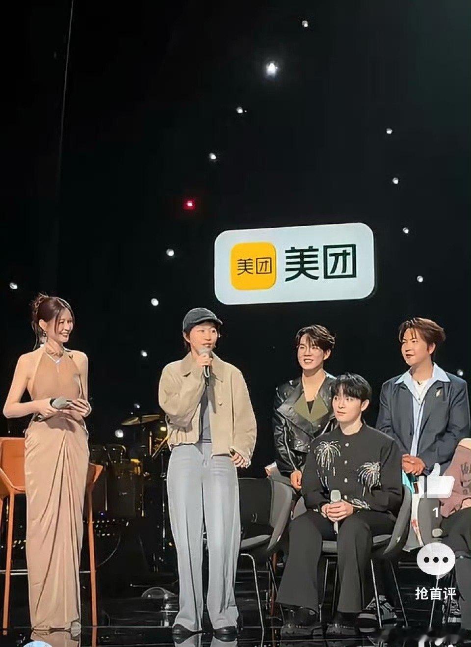 被窦靖童i人打招呼戳中，安静又有氛围感✨窦靖童i人打招呼董岩磊怎么变样了歌手20