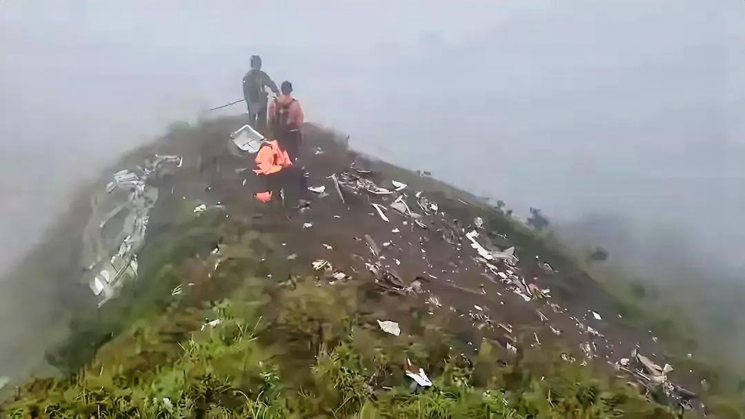 印尼一架法国ATR42-500型飞机坠毁，机上10名人员全部遇难，其中7名机组人