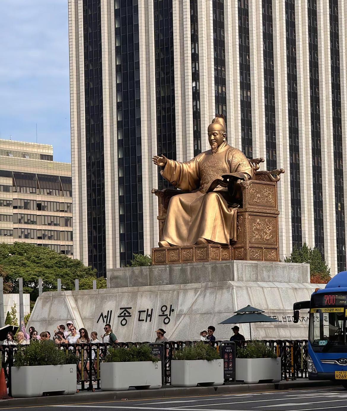 朝鲜世宗大王李裪雕像，身着的是明朝亲王制服。

明朝 亲王 世宗大王