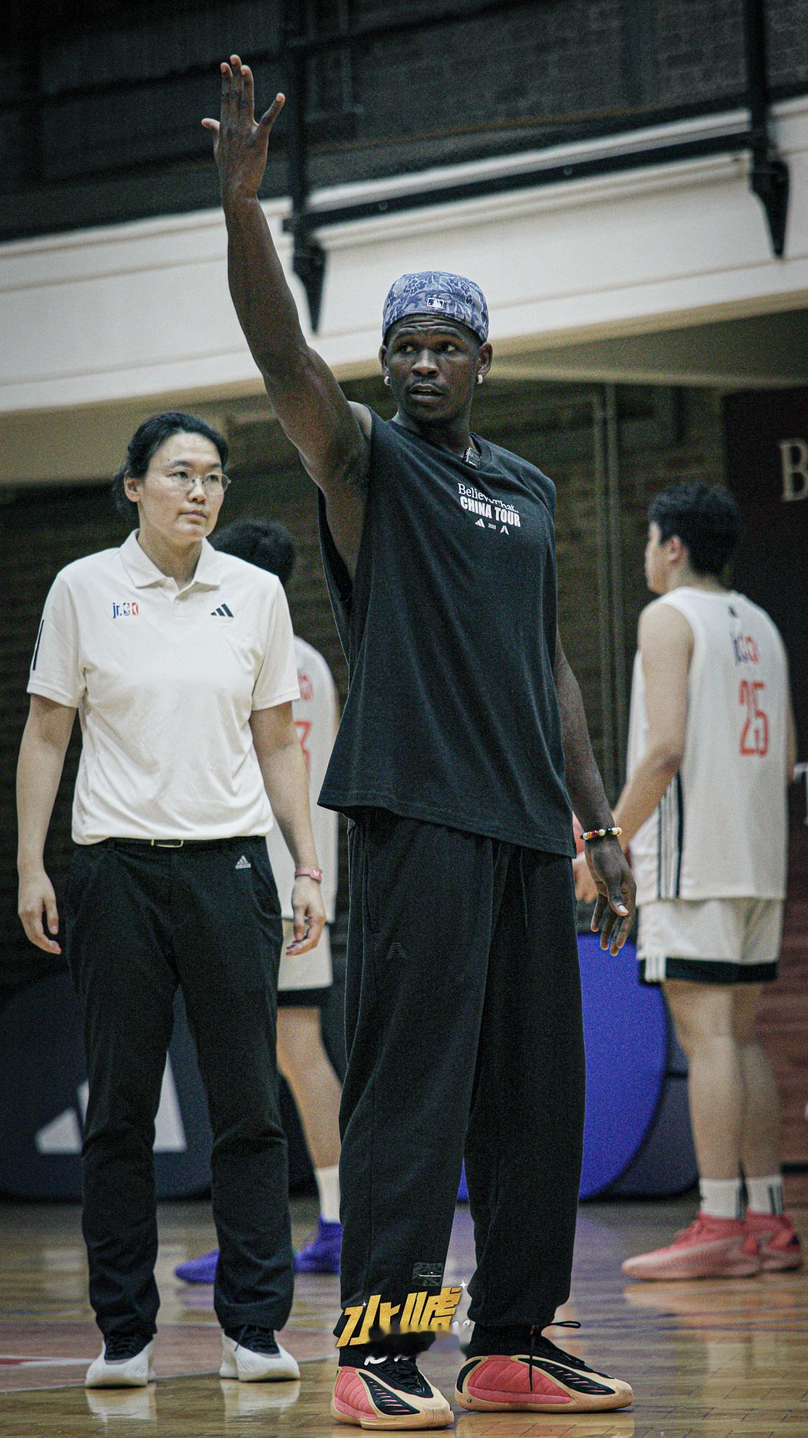 水唬篮球 华子教官够严厉！但...更有❤️爱❤️不信你看C位图爱德华兹中国行jr