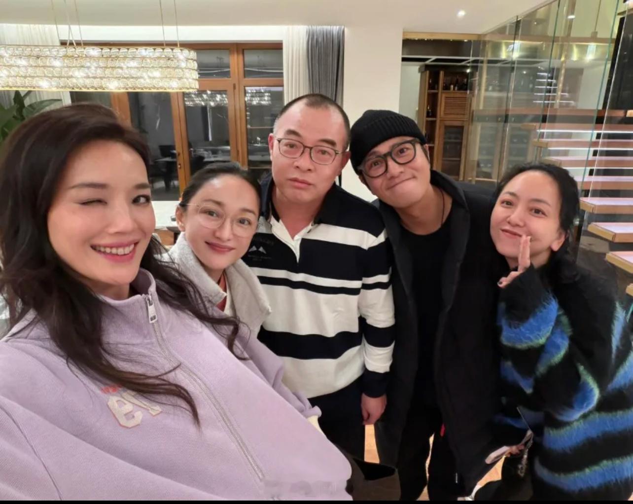 舒淇新年晒与周迅，陈坤合影舒淇更新社媒贺新年，晒出与周迅，陈坤等人合照 