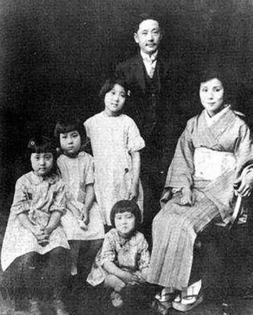 1948 年，1 名 50 多岁的日本女子，领着 5 个孩子，去郭沫若家敲门。郭