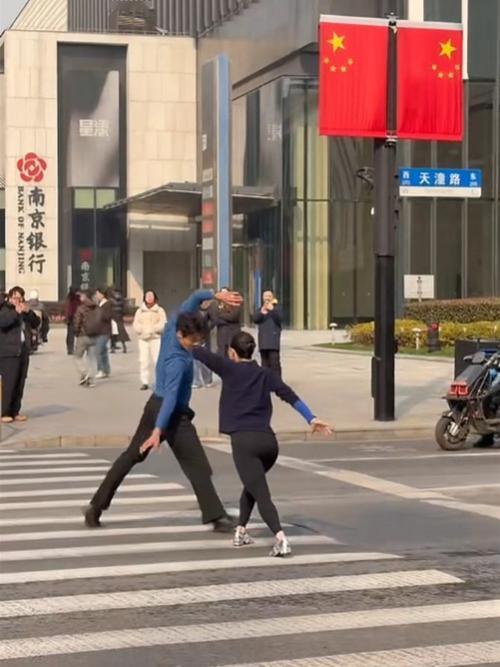 这事儿可真够离谱的！

上海四川北路那个路口，大伙儿都急着过马路呢，结果一对男女