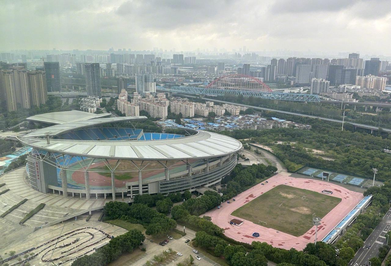 合肥体育中心体育馆可以翻新一下了，毕竟一年举办那么多次演唱会，很多游客会到现场，