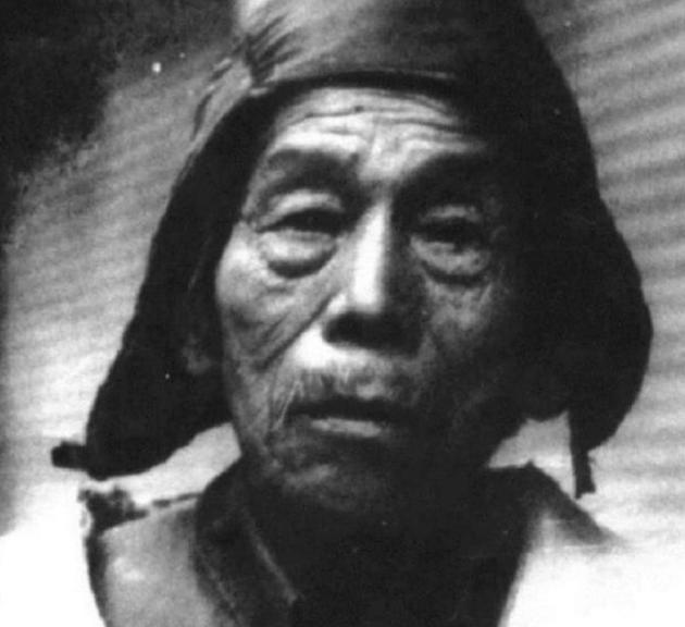 1982 年，几十个农民坐上大巴准备去攻打县城，一路上大喊："皇上御驾亲征"。谁