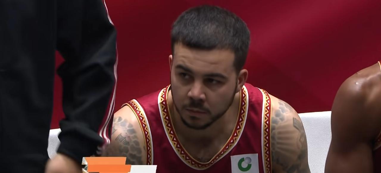 篮球场上的绝杀和反绝杀简直太刺激了！1月20日晚，CBA联赛中，深圳队92：90