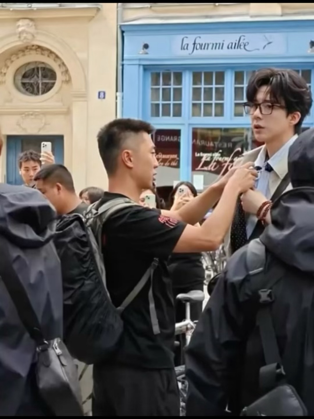 简直绝了捡到两位路人各发的左脸和右脸哈哈哈哈哈乖宝宝刘宇宁地球超新鲜巴黎路透。。