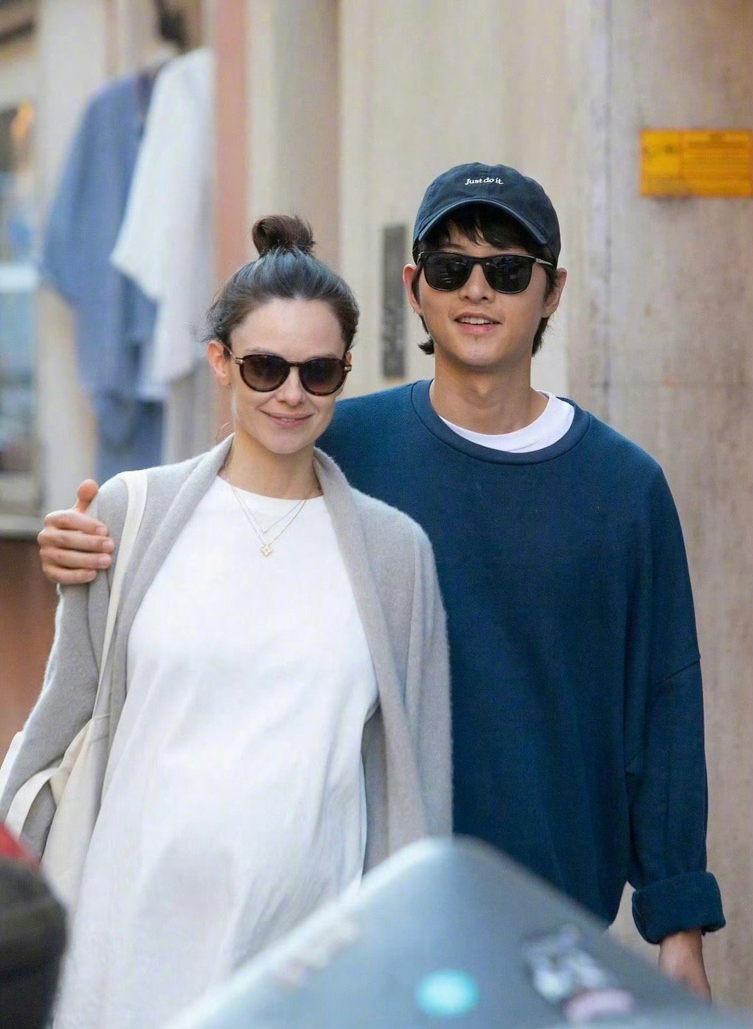 宋仲基炫耀女儿  宋仲基本身就是神颜欧巴，妻子又是洋人美女，孩子混血颜值错不了❤