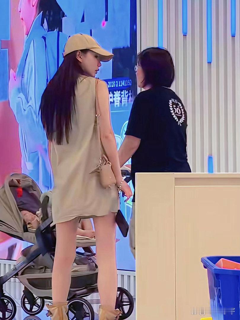 郑少秋和肥姐沈殿霞的女儿，现身一家冰室吃冰，39岁的她，变化好大。她染着一头灰色